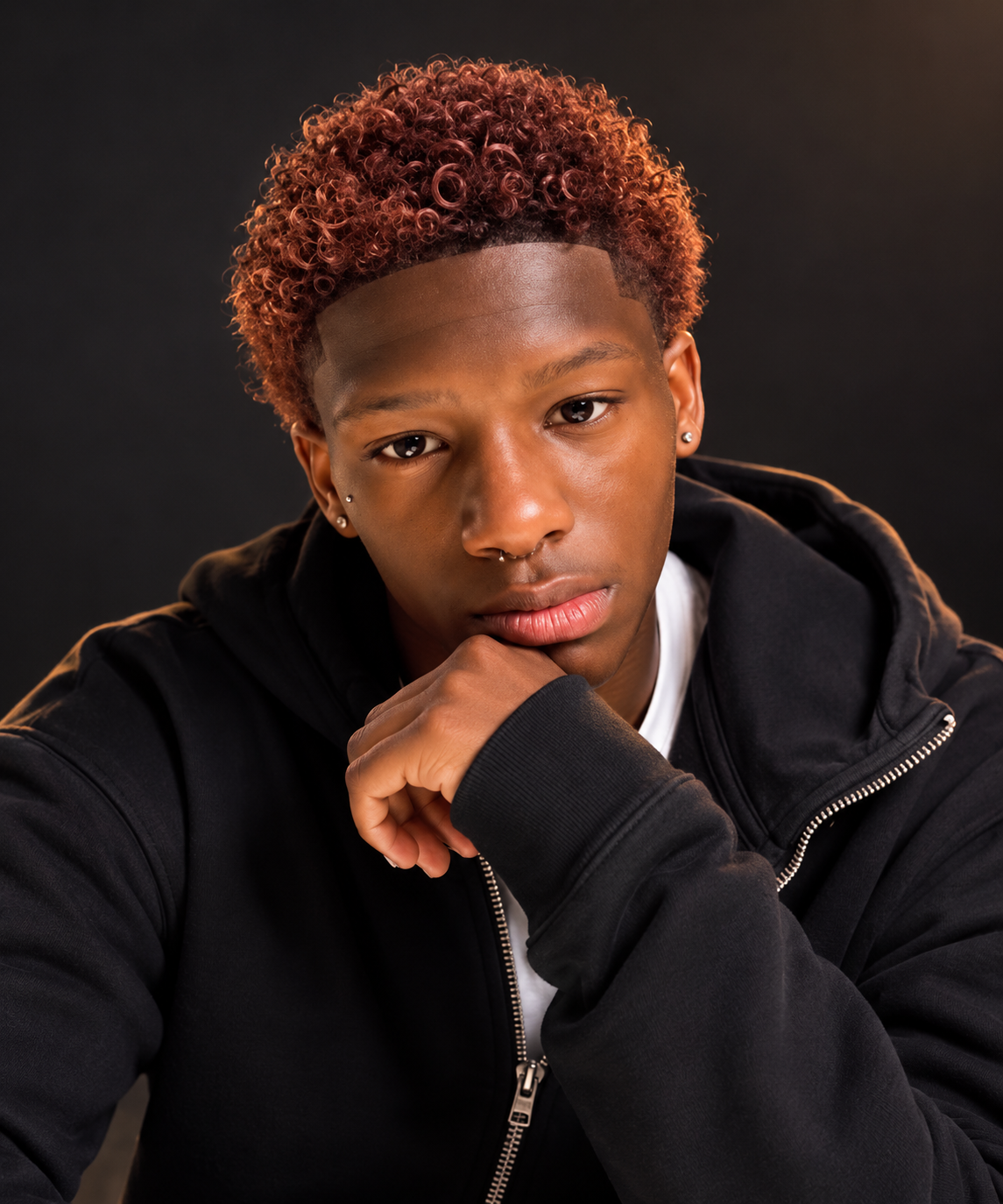 Coupe afro dégradée avec coloration cuivrée et contour net