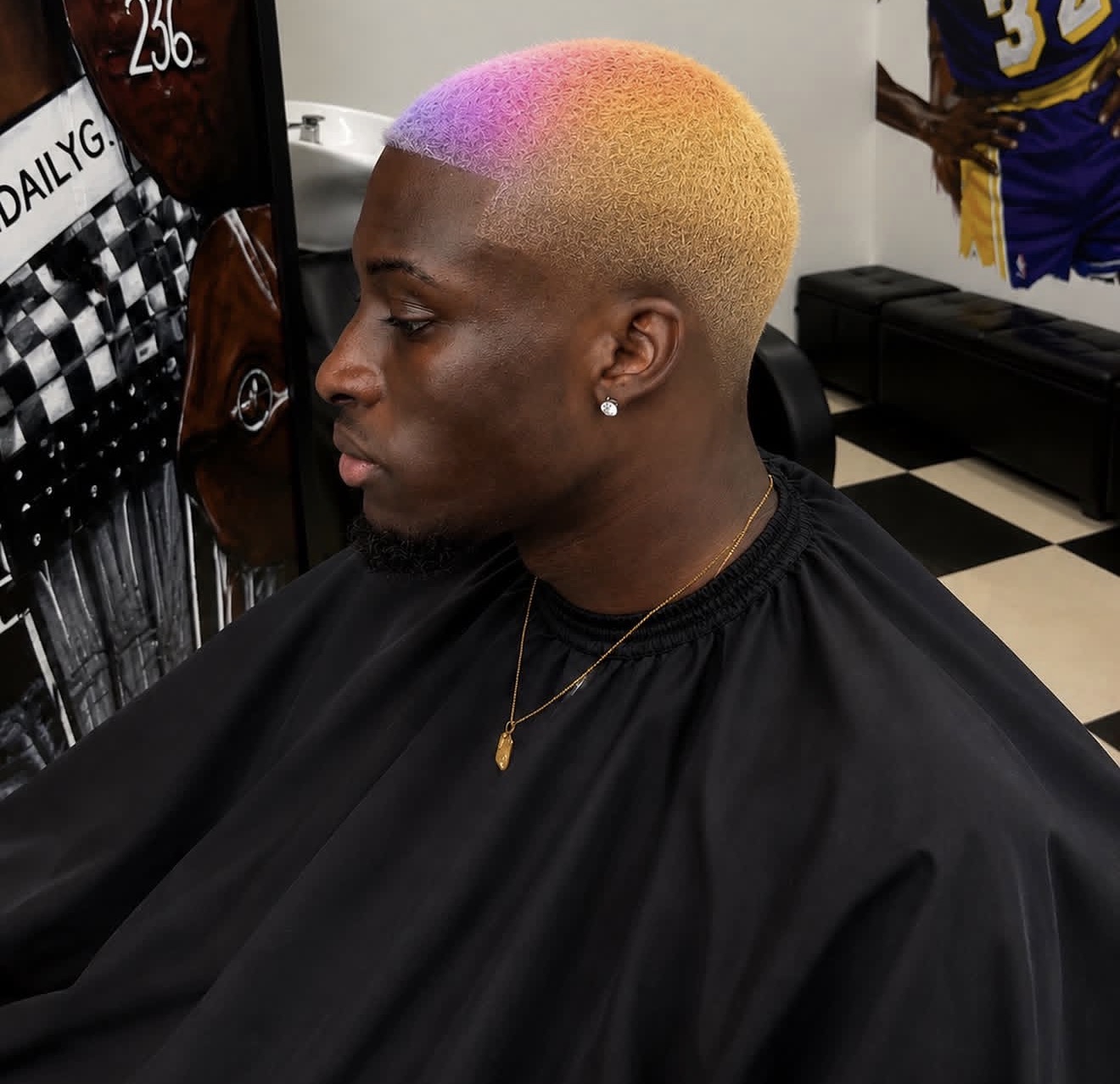 Client du 236 Barbershop avec une coupe colorée violet, rose et orange